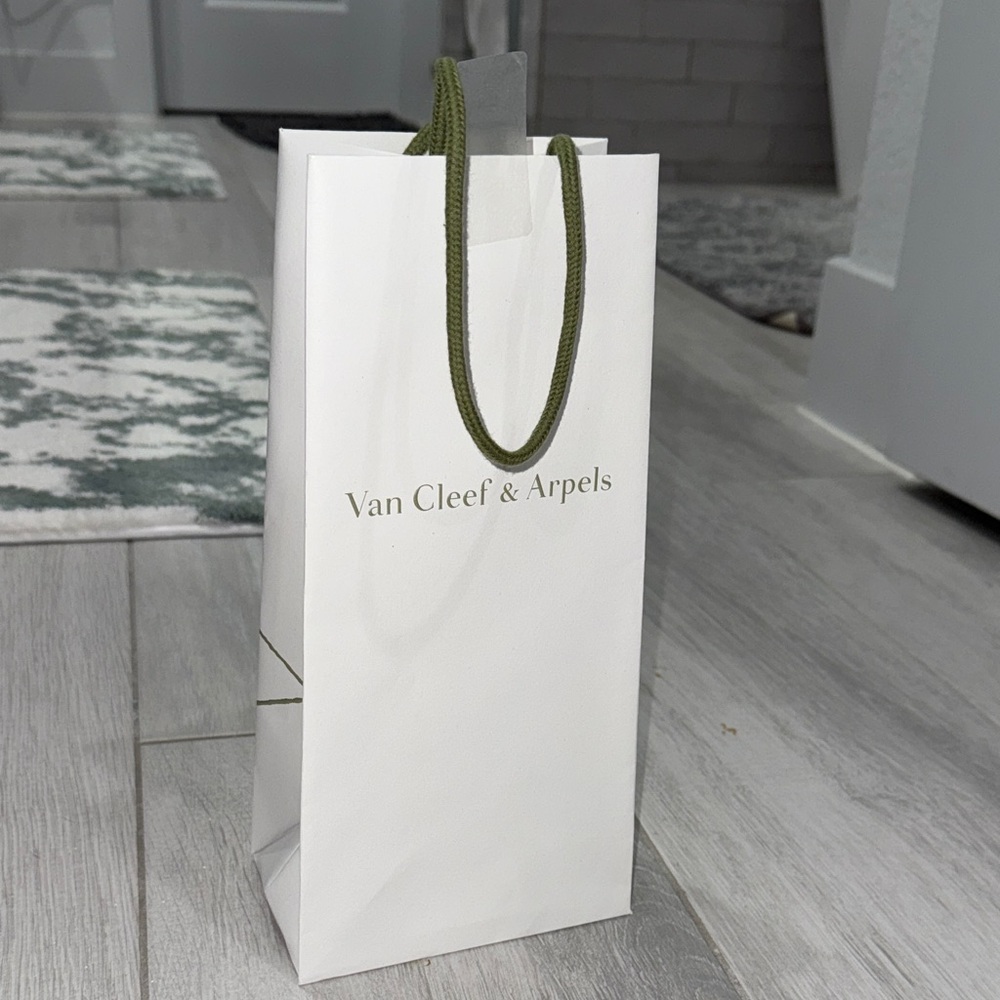 Van Cleef & Arpels White shopping Bag 12 x 6 x 3.75 inches